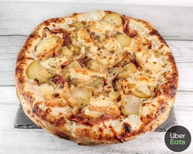 Crème fraîche, jambon sec, pommes de terres, fromage raclette, mozzarella, origan 14,90€