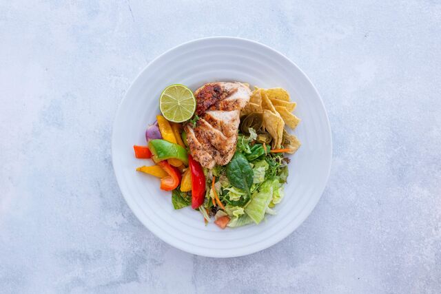 KUŘECÍ SALÁT
Michaný zeleninový salát s krajenym kuřecim steakem s limetkou,nachos,jalapeňos,domácím dresingem 