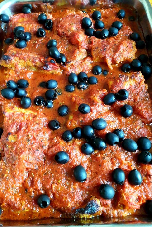 MORUE A LA Provençale :13€ la part morue, sauce tomate, pommes de terre, olives noires....