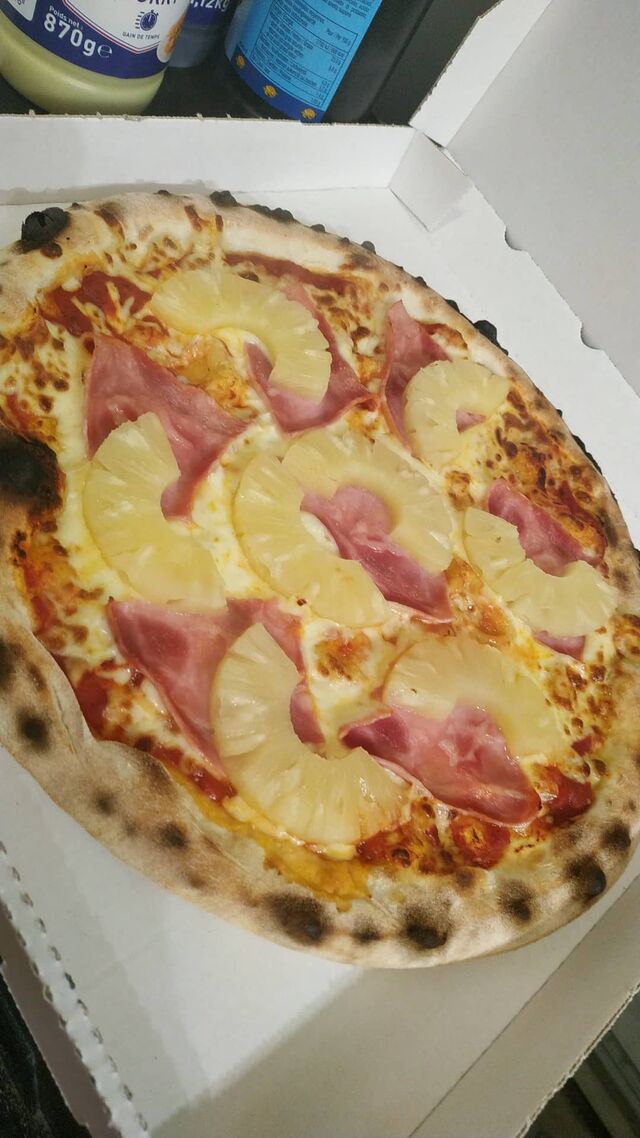 Hawaïennebase tomate / mozzarella / jambon / ananas 