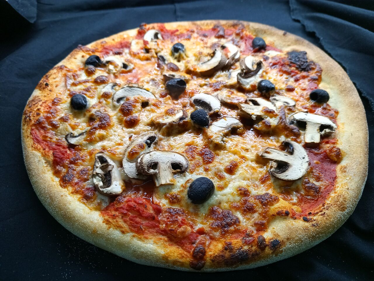 La Reine base tomate mozzarella olives noirs jambon blanc champignons 12.50€