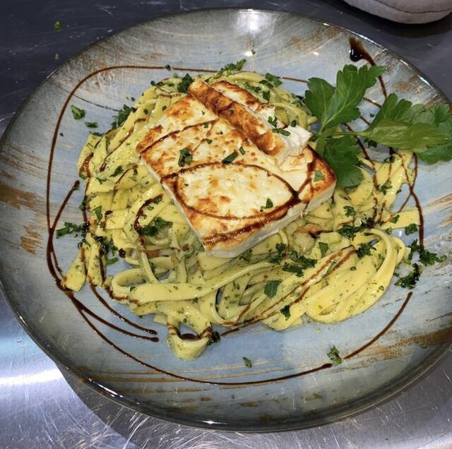 Bandnudeln mit gratinierten Schafskäse