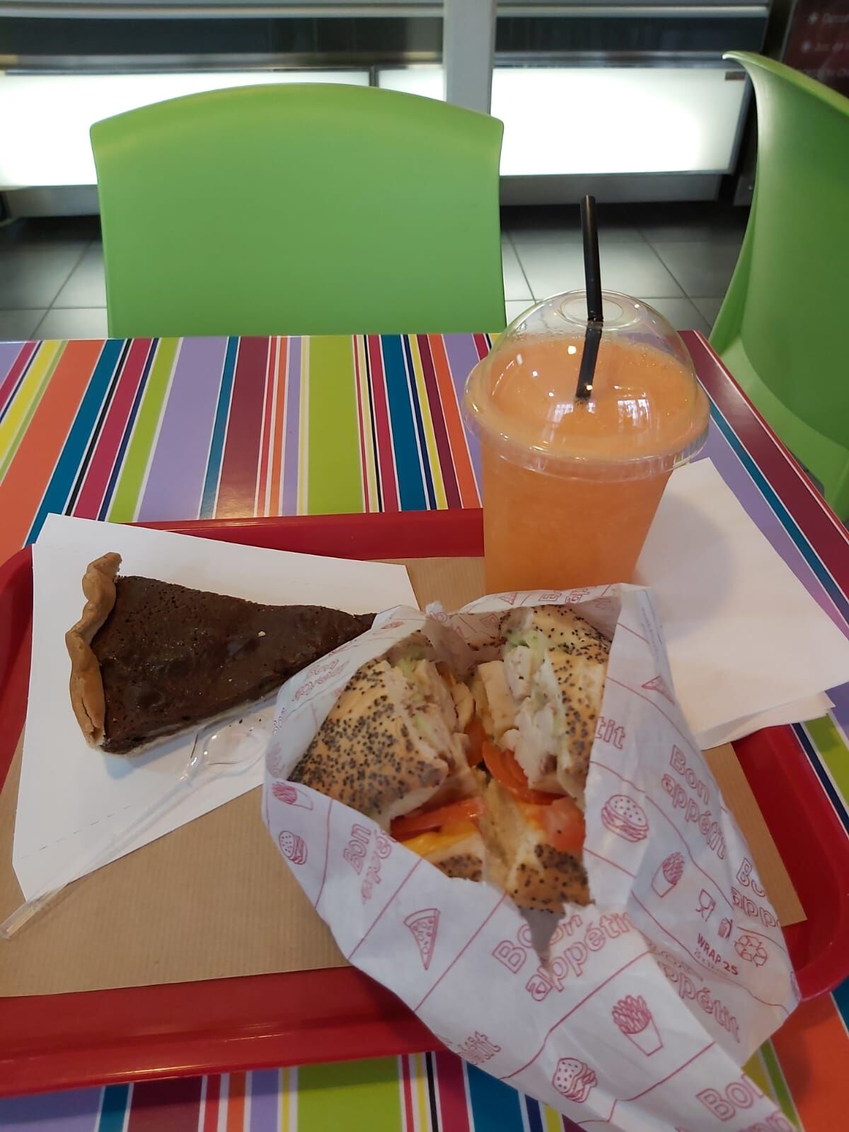 Bagel Good Chicken pain complet multi grain, smoothie vit et tarte chocolat banane