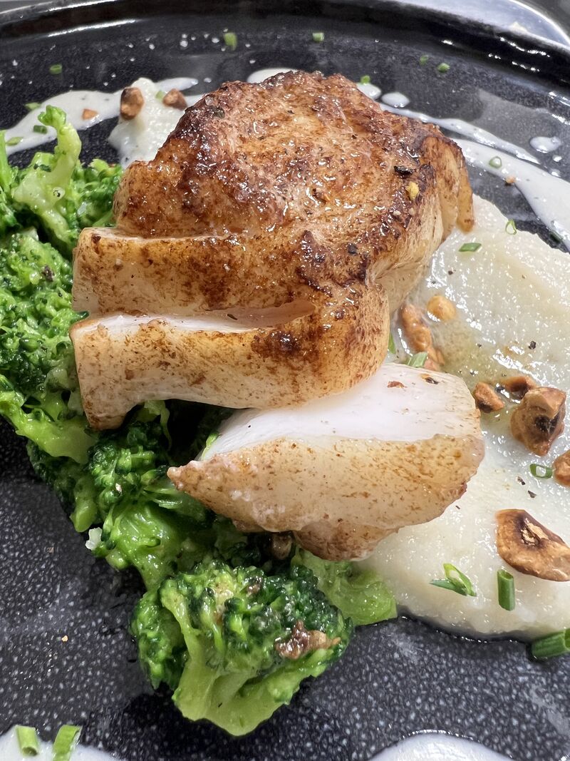 Le Dos de Cabillaud Sauce Champagne, Brocolis, Crème de Topinambours et Noisettes Torréfiées