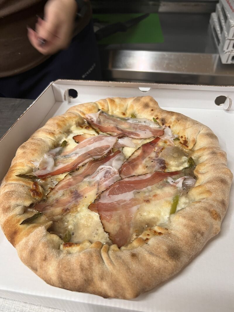 Bordo ricotta
Bianca asparagi e guanciale 