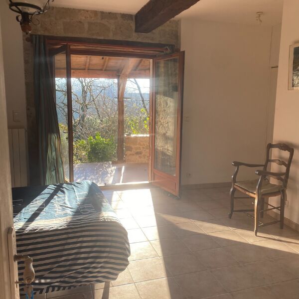 Chambre rdc Ascott vue terrasse et vallée