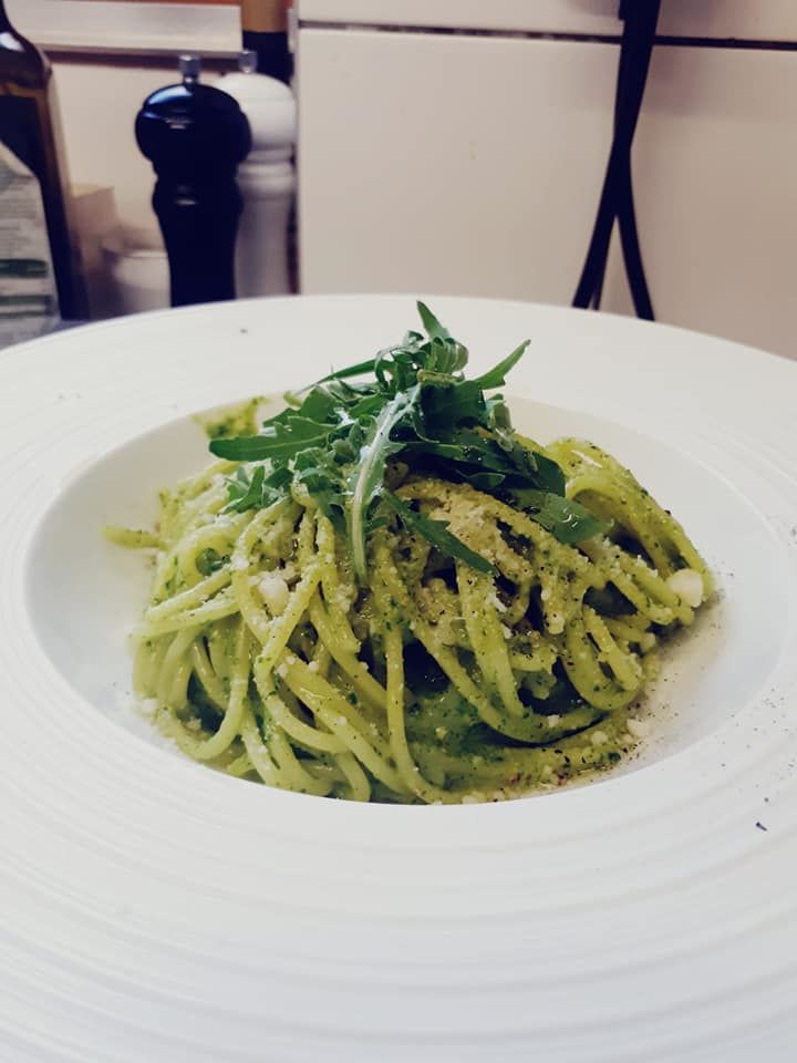 Spagetti geschwenkt in einem Rucolapesto mit getrockneten Tomaten und Pinienkernen