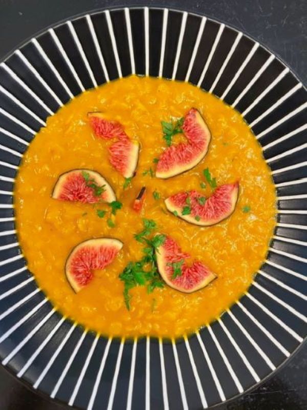 Dahl de lentilles corail, butternut et épices douces, figues fraiches