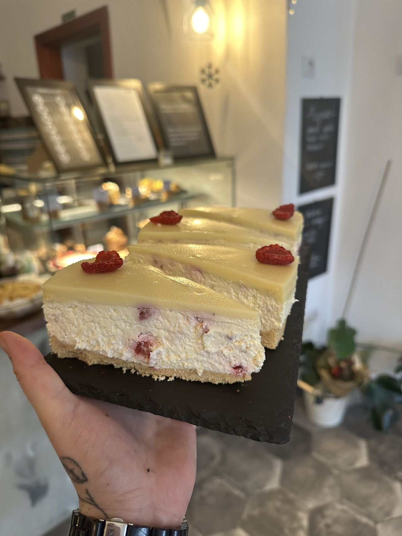 Dort s bílou čokoládou a malinami