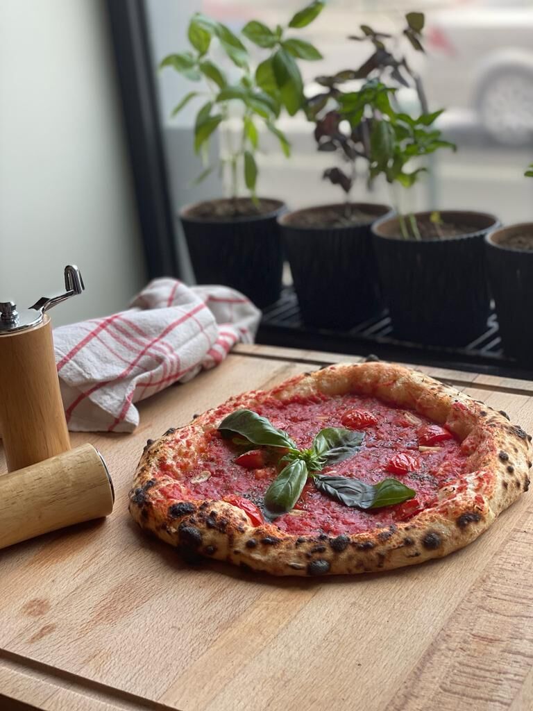 Pizza marinara 27 lei