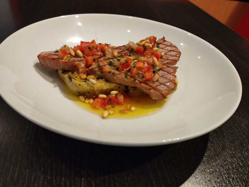 Steak de thon et polenta provençale