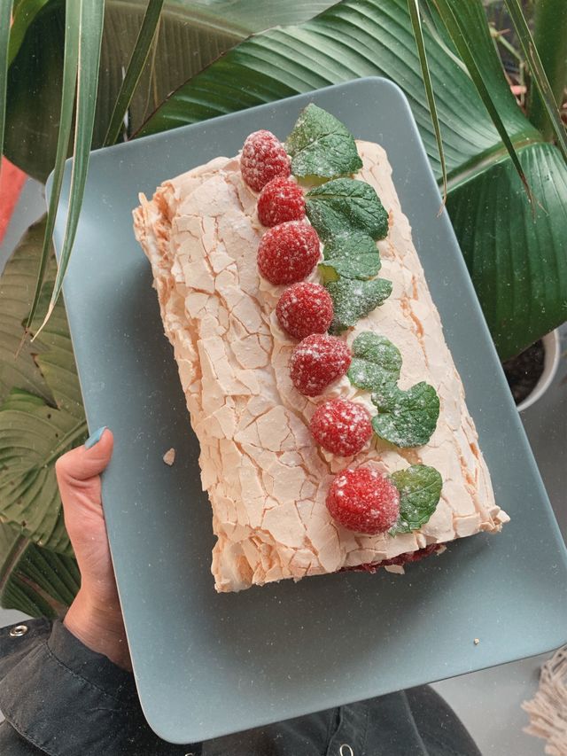 Rolada bezowa z musem mango i kremem cytrynowym 