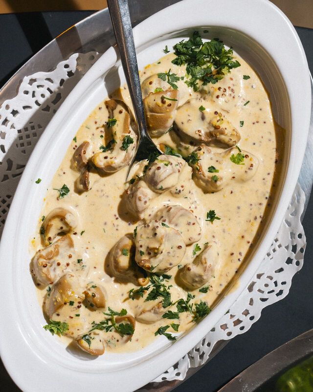 Notre andouillette à la ficelle et sauce moutarde