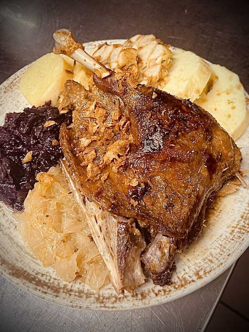 Konfitovaná čtvrtka Husy s variací zelí a knedlíků