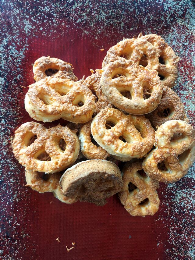 COVRIGEI DE CASA CU CASCAVAL SAU CU SEMINTE