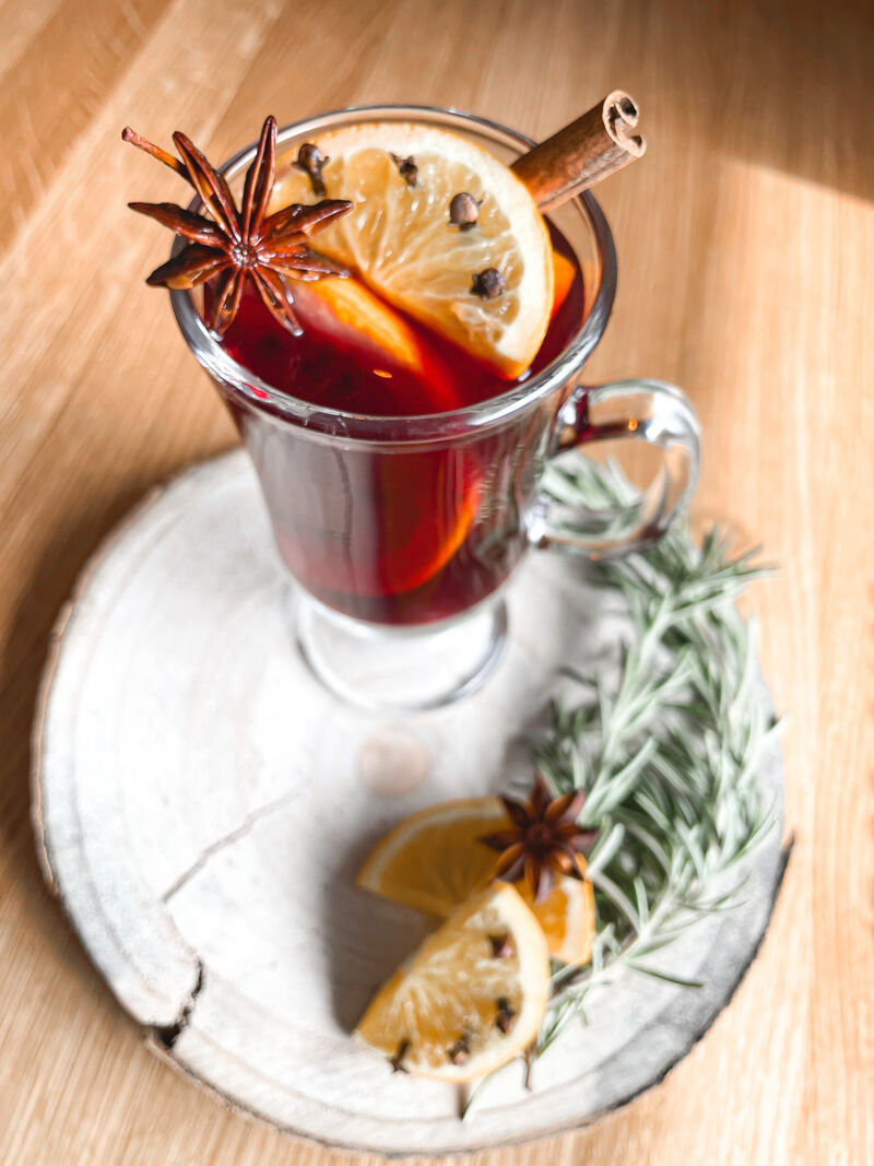 Grzane czerwone wino z pomarańczą, goździkami, cynamonem, anyżem oraz miodem