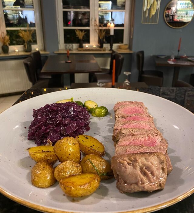 Roastbeef mit Rosmarinkartoffel und Rotkohl