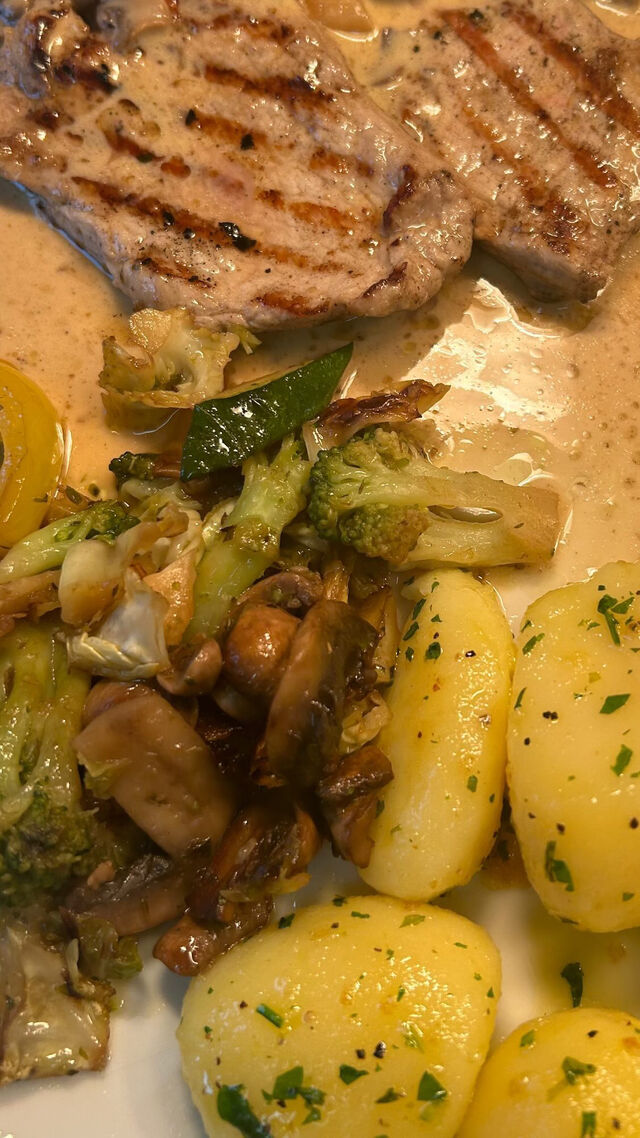 Scaloppina al Funghi mit Petersilienkartoffeln und Wirsinggemüse