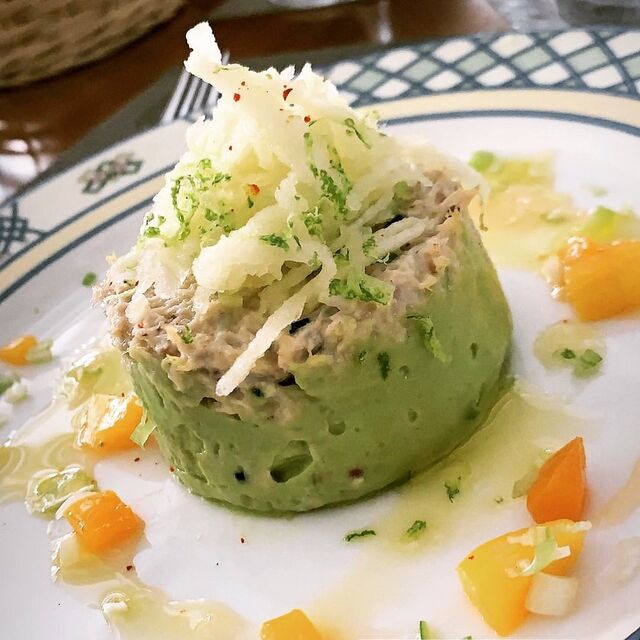 Tourteau de crabe en vinaigrette exotique, accompagné de son guacamole épicé, cébette, mangue et sa Granny Smith