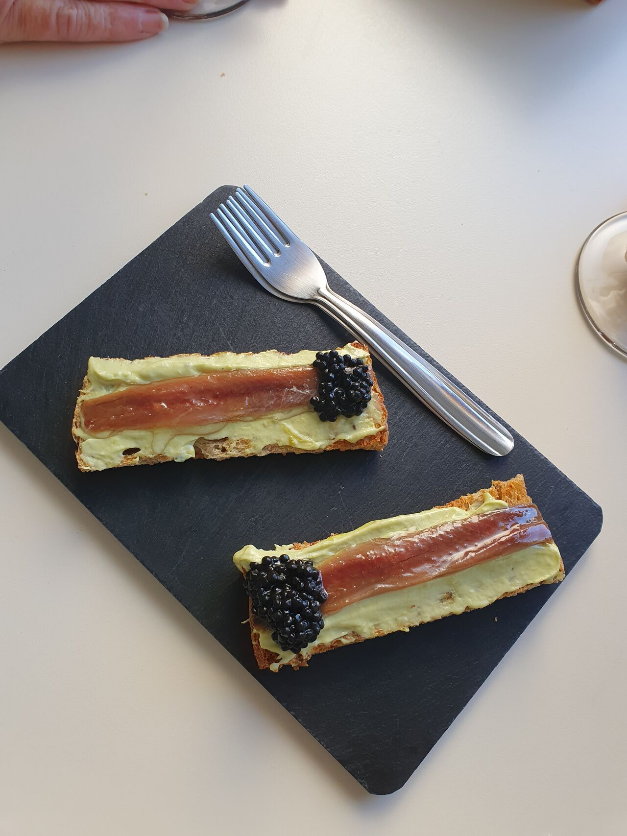 Tosta de aguacate con anchoa