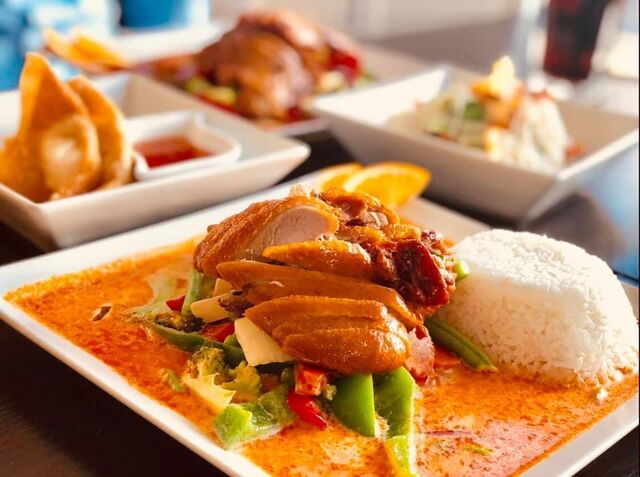 Roter Thaicurry mit Ente, Gemüse & Reis als Beilage