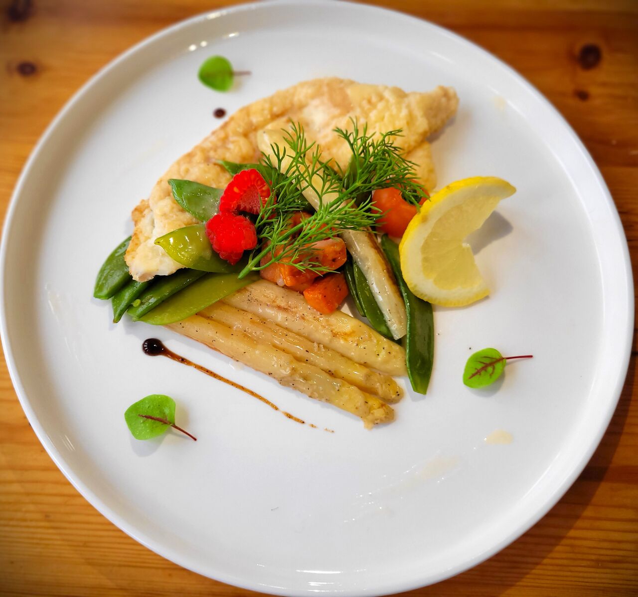 Filet de sole, asperges blanches et pois gourmands