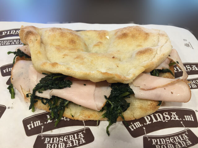 Pinsotto fesa di tacchino cicoria ripassata brie e noci