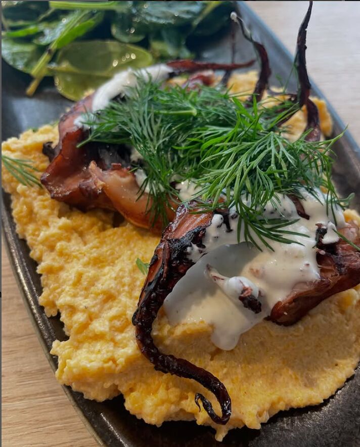 Tentacules d’encornets, polenta crémeuse sauce à l’ail