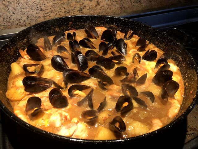 Zarzuela: Poisson frais du marché, seiche, gambas, lotte, Pomme de terre le tout cuit avec une soupe de poisson et légume maison