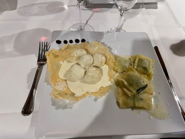 Duetto di gnocchi ripieno di tartufo e ravioli burro salvia