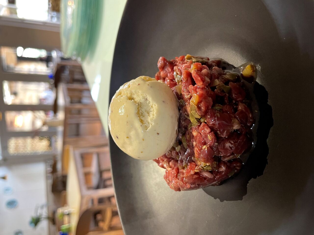 Steak tartar con helado de mostaza
