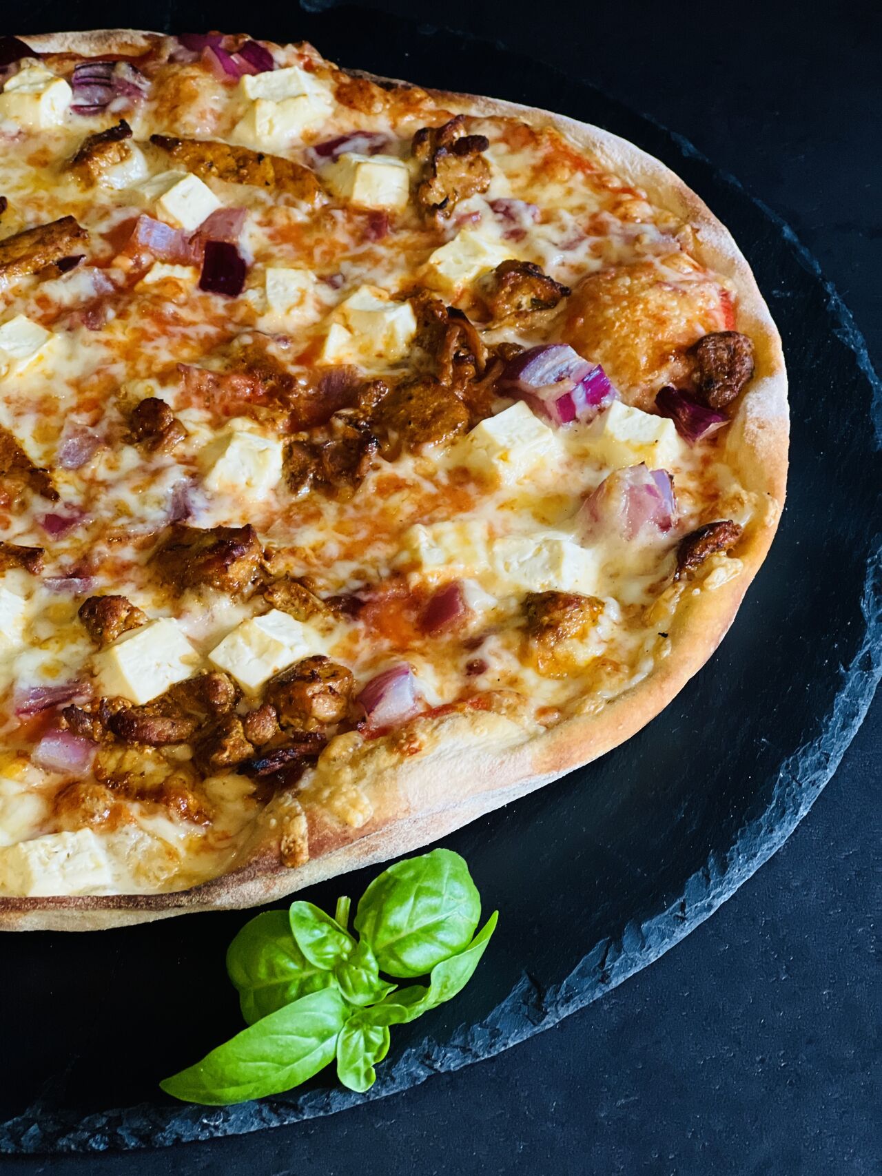 22. Olympia
€9,90
Ø 32cm
(A D C 3)
Tomatensauce, saftigen Gyrosfleisch, Feta, roten Zwiebeln und
Goudakäse