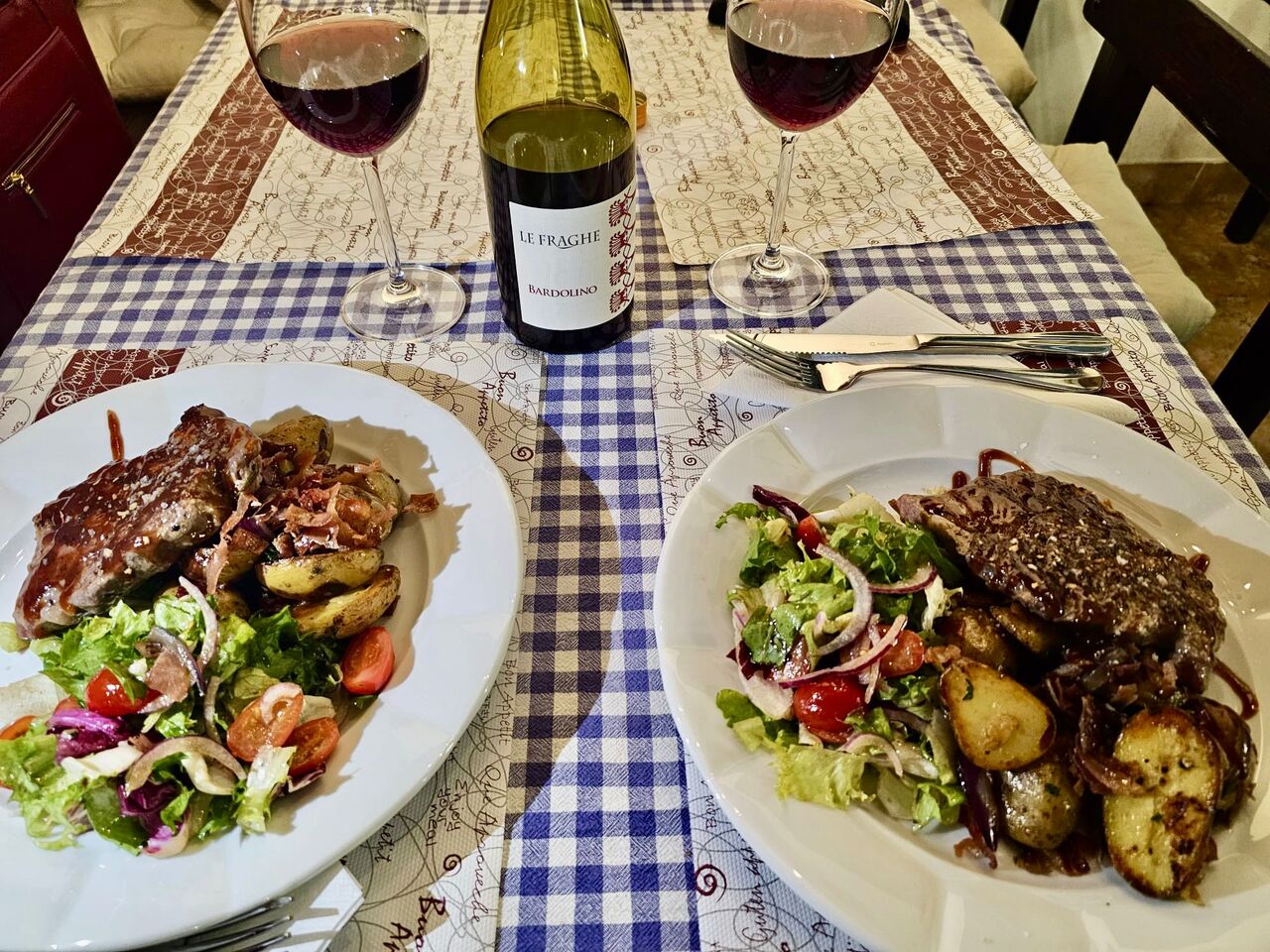 Argentinský BBQ Rib Eye steak s restovanými brambůrky a salátkem