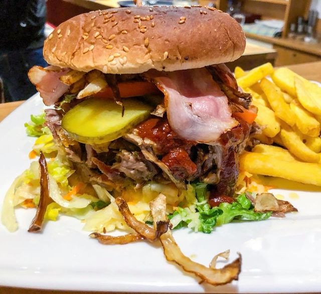 Cheese Burger mit BBQ-Sauce, Röstzwiebeln, Gewürzgurke, Tomate, Coleslawsalat, Jalapenos, Käse & Steakhouse Fries