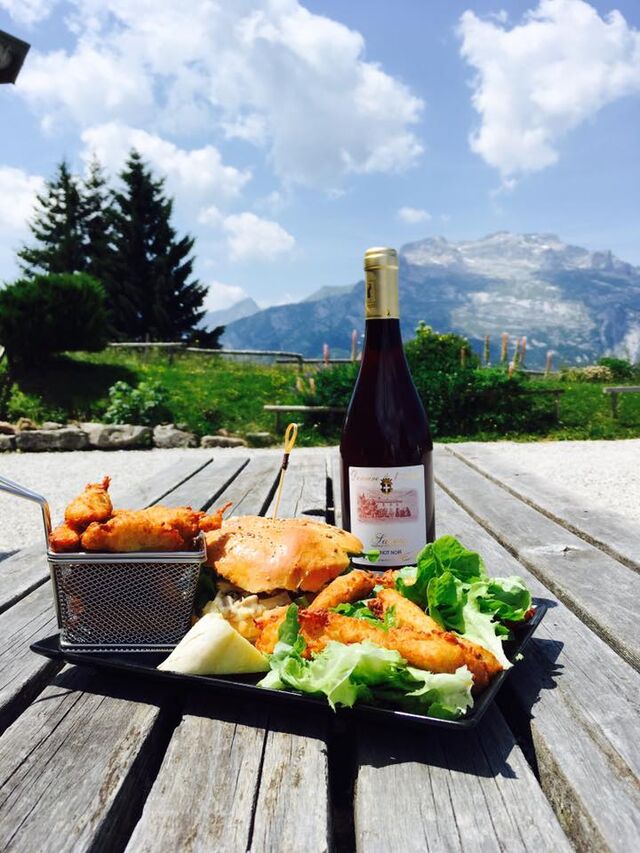 Le Hamburger de Plan Bois accompagné de Beignets de pomme de terre 