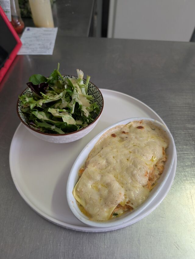 lasagne de saumon aux épinards, salade