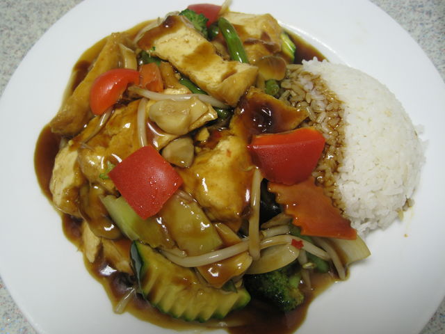 Tofu mit Gemüse und Pikante Sauce (herzhaft) 