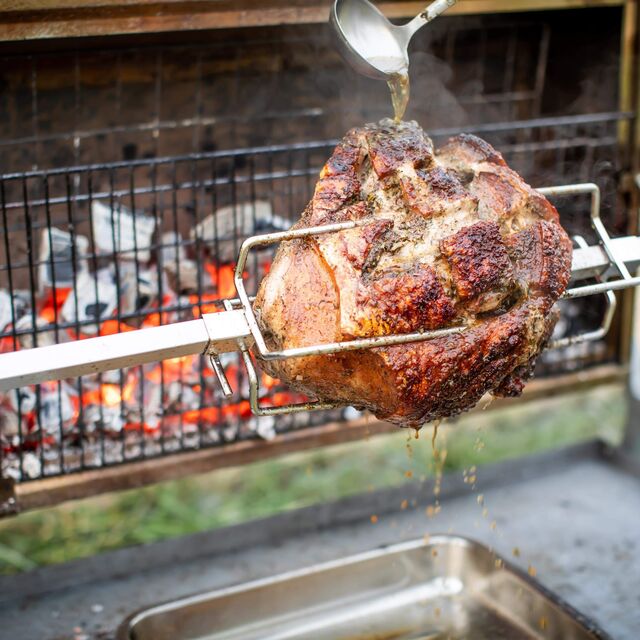 Jambonneau à la broche/ pomme de terre braisé 17.50 €( Supplément: Frites maison , Plancha de légumes, Fromage braisé/salade 7€)