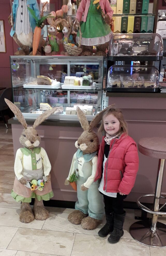 die nette Elisa freut sich schon auf OSTERN...