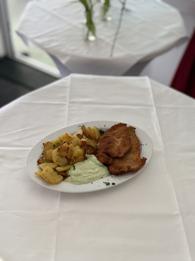 Frankfurter Schnitzel Wiener Art mit Bratkartoffeln und Hausgemachter Grüner Soße