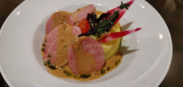 Saucisson lyonnais sauce aux cèpes. 