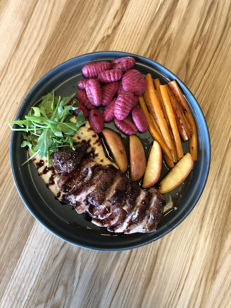 Kaczka z jabłkami, buraczanymi gnocchi i puree z pietruszki 