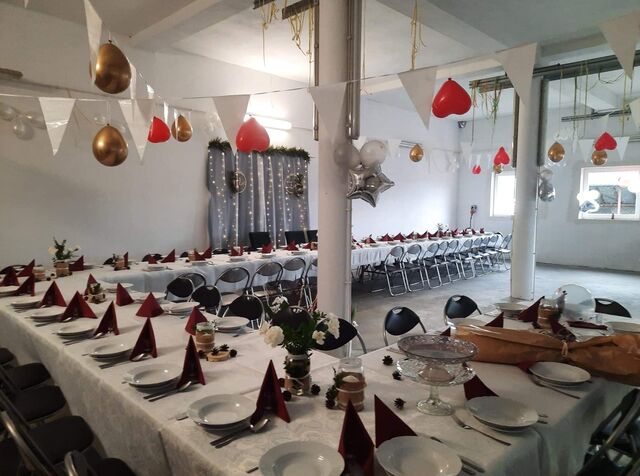 STOŁY ,KRZESŁA ,OBRUSY,PORCELANA,SZKŁO ,STÓŁ KAWOWO HERBACIANY ,CAŁY ASORTYMENT NA PAŃSTWA CZEKA . ZAPRASZAMY 