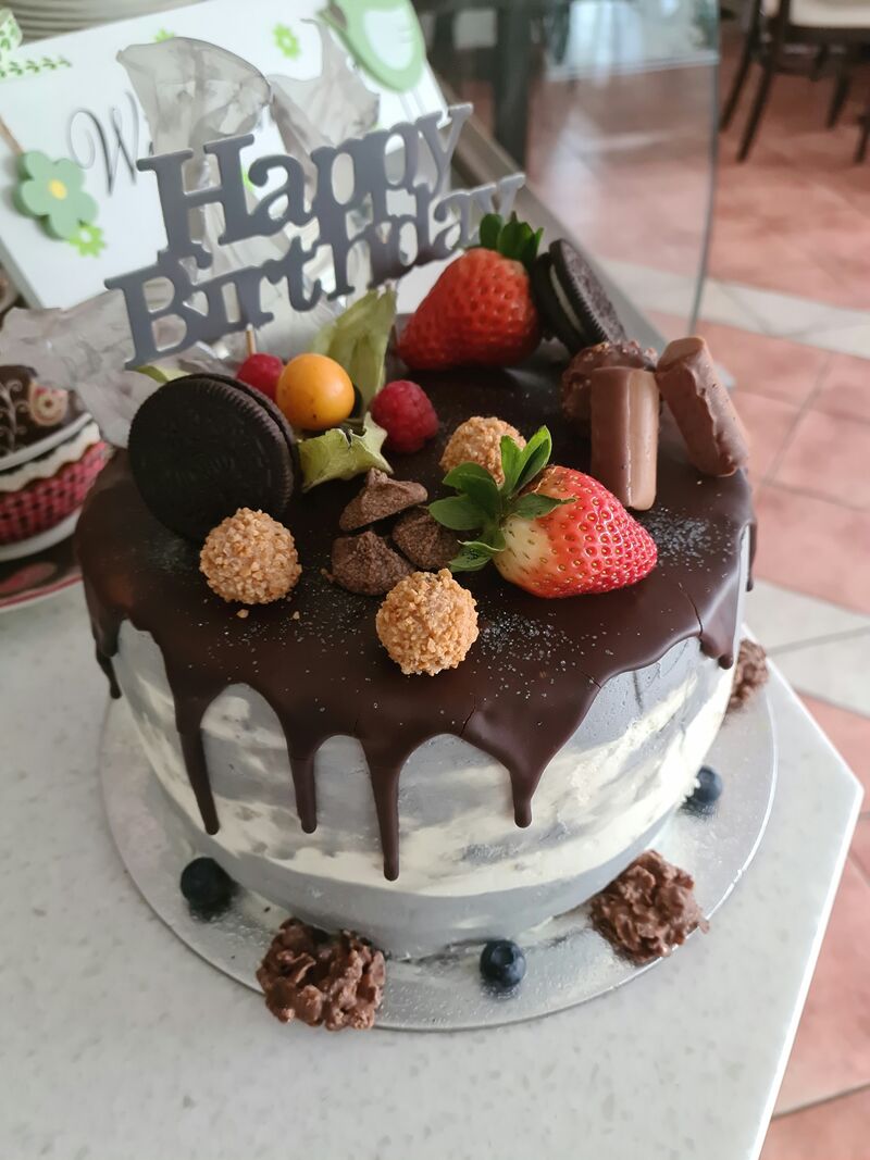 Drip Cake Nougat Erdbeer Creme Füllung