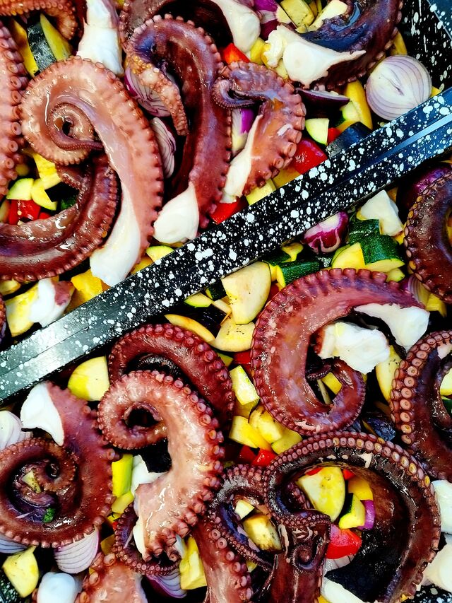 Octopus auf Ofen Kartoffeln Gemüse