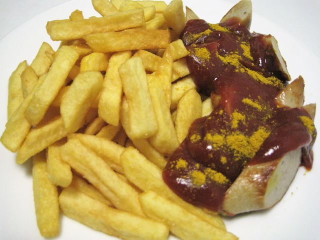 Pommes mit Currywurst