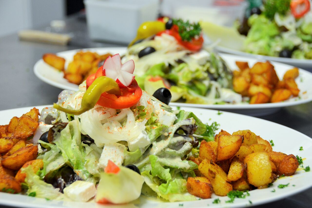 Geniesen Sie einen Salatteller