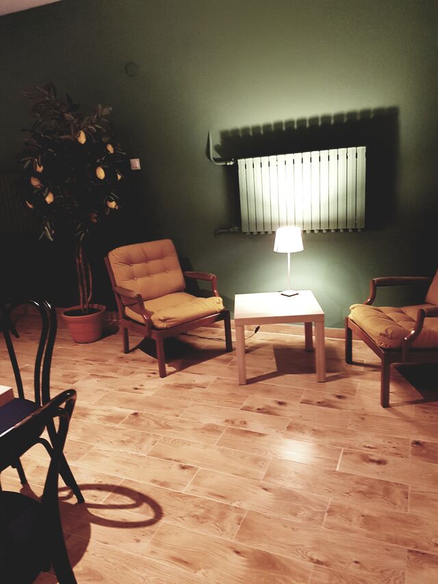 Lokal ma fotele przy ktorych można wypić kawę i się zrelaksować