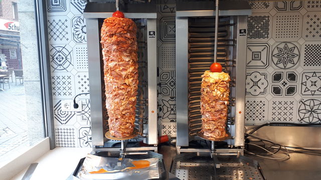 täglich frisch gesteckte Döner aus Kalb und Hähnchen