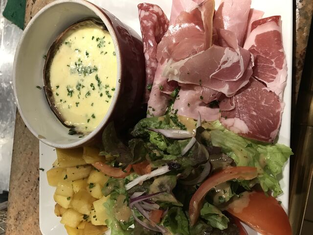 Idée de plats pour l'hivers : Mont d'or ou Camembert au four avec sa charcuterie 